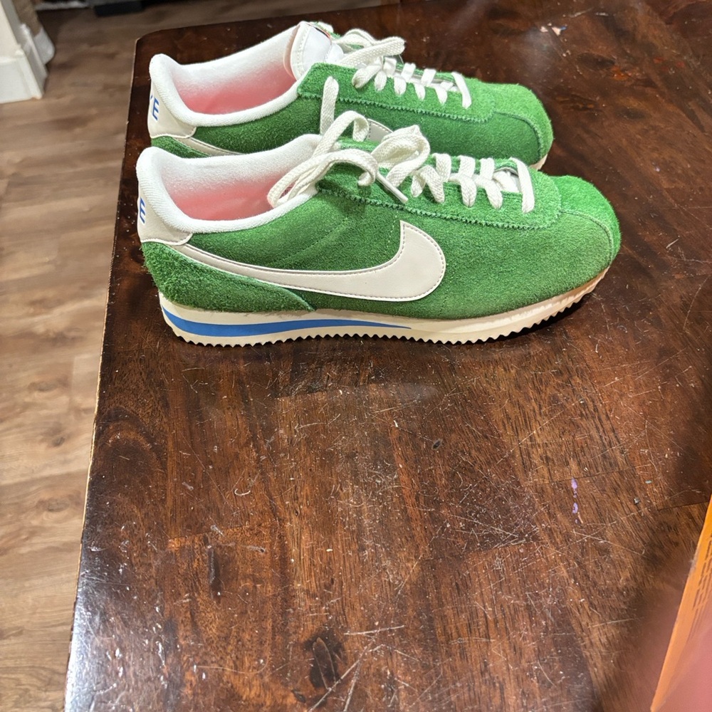 Nike women Green Suede Sneakers with White Swoosh 9.5